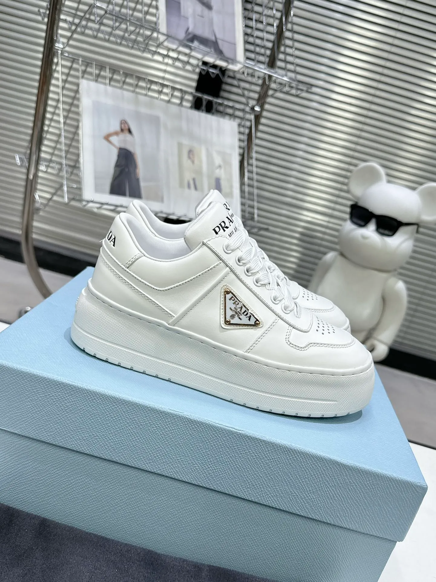 👟👟Ex-factory price 520👟👟 Prada Latest Downtown Bold series Thick-soled Platform Shoes Triangle Logo Casual Sports Shoes White Shoes Original purchase, development and production Downtown Bold sneakers are inspired by the basketball shoes of the 1980s, with sporty design and exquisite details. Crafted from perforated leather, the statement platform sole provides a unique, modern style. The Prada logo is interpreted from different angles, decorated with the iconic enamel-coated triangular metal logo, highlighting the unique classic style. Exquisite packaging at the delivery counter🛍📦 ▪️Fabric: Original custom imported first-layer cowhide ▪️Inner lining: Original imported soft sheepskin ▪️Outsole: Original molded ultra-light foam material ▪️Sole thickness: 4.5CM ▪️Size: Women's 35-40